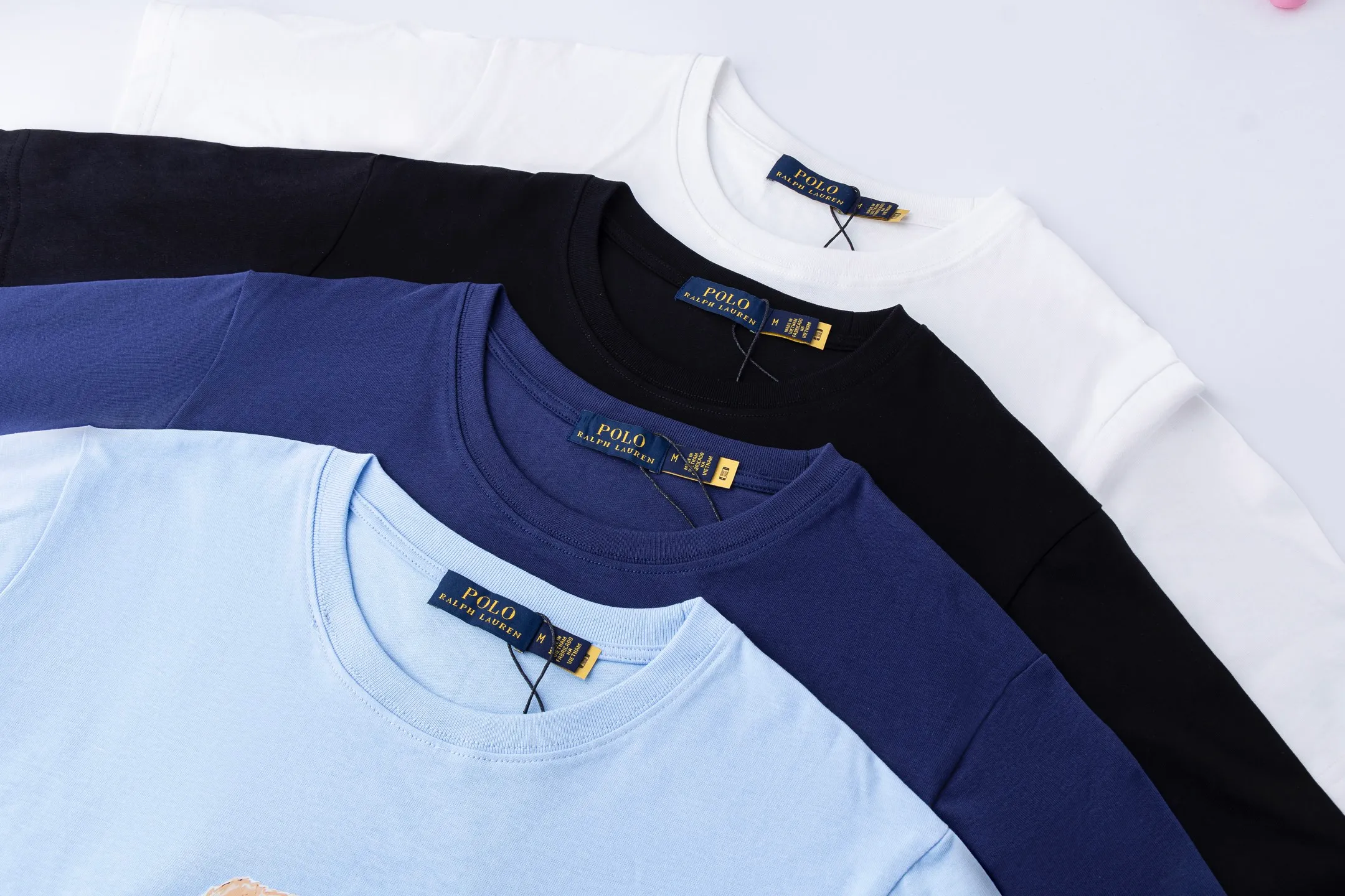 P126 Style number: 511 Ralph Lauren/Ralph Lauren 25ss new bear print round neck short sleeves. The main LOGO on the neck has a QR code mark, which can be scanned for verification to distinguish low-end products on the market. 32 counts, 240g hydrophilic toner, 100% cotton fabric, comfortable and soft, highly breathable, focusing on high-end cost-effectiveness, needless to say good quality. Available in a variety of colors, both boys and girls can try this genderless style, giving them a yuppie tone in no time. Immerse yourself in your leisurely style, and have your own style in retro. Natural, vivid, and very French romantic feelings perfectly integrate the youthful atmosphere with the trend. The clever embellishment of the classic pony logo embroidery carries all the eye-catching points. Color: black, white, navy blue, light blue Size: S-xL S Shoulder width 44 Bust 104 Sleeve length 23 Clothing length 72 M Shoulder width 45 Bust 108 Sleeve length 24 Clothing length 74 L Shoulder width 46 Bust 112 Sleeve length 25 Clothing length 76 xL Shoulder width 47 Bust 116 Sleeve length 26 Clothing length 78